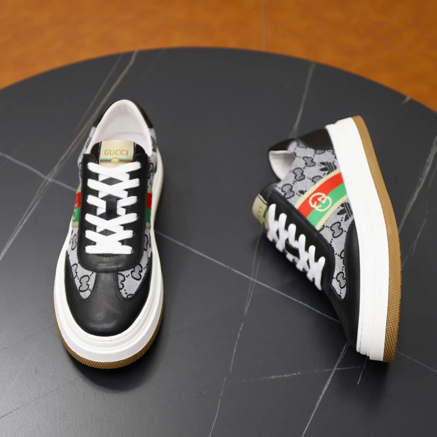 Ex-factory price: 420💰🙅‍♂️🙅‍♂️🙅‍♂️ Brand: GUCCI Standard code: 38–44 (45 can be customized) Grade: Same as the official website Material: Original cowhide fabric Comfortable pigskin lining Lightweight wear-resistant outsole Style category: Men's fashionable casual shoes and boots Running sneakers Distinguished luxury brand elements Top luxury Color: actual picture color